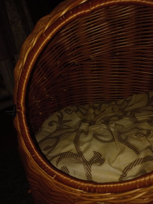 Продаю лежанку , клітку , переноску для котика ,  ручної роботи .