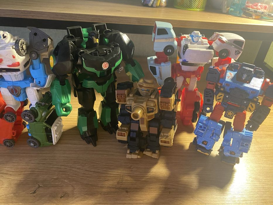 Продам игрушки роботы- трансформеры