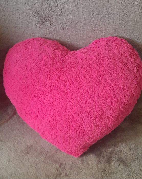 Almofada decorativa de pêlo forma coração