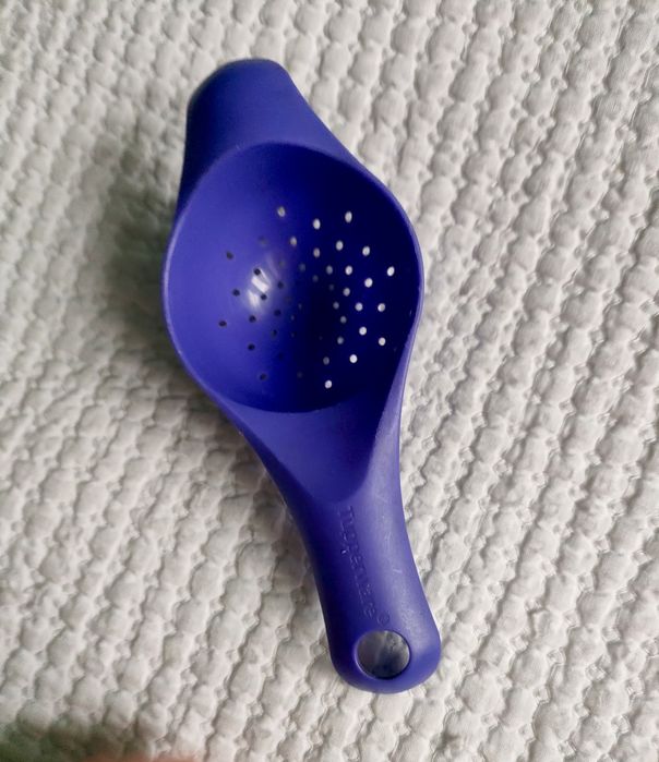 Coador pequeno de  Tupperware.