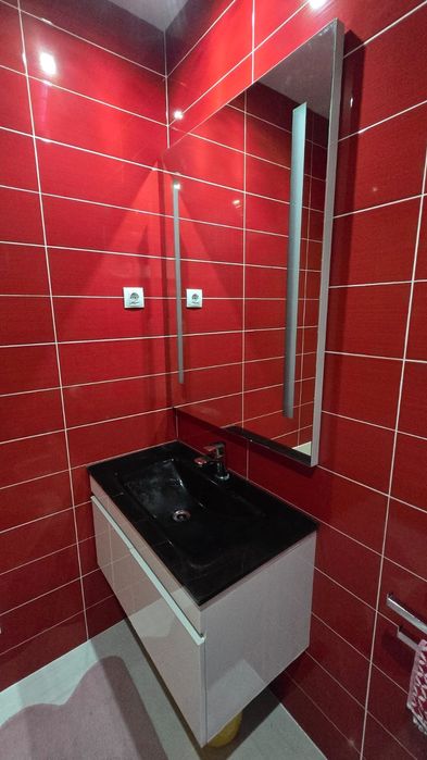 Móvel com lavatório torneira e espelho