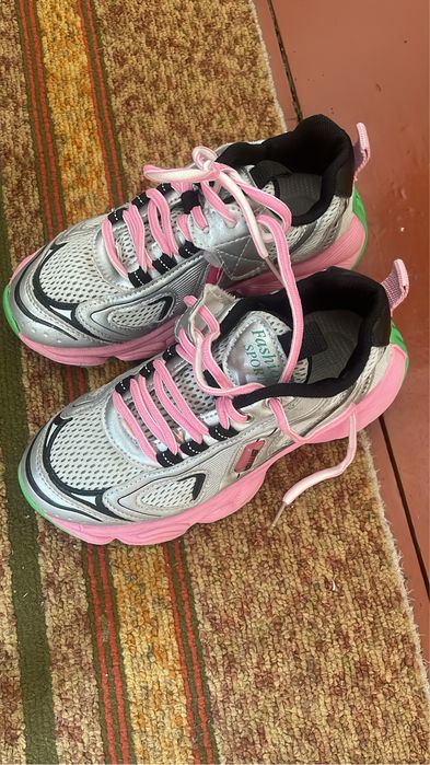 Жіночі кросівки стан нових