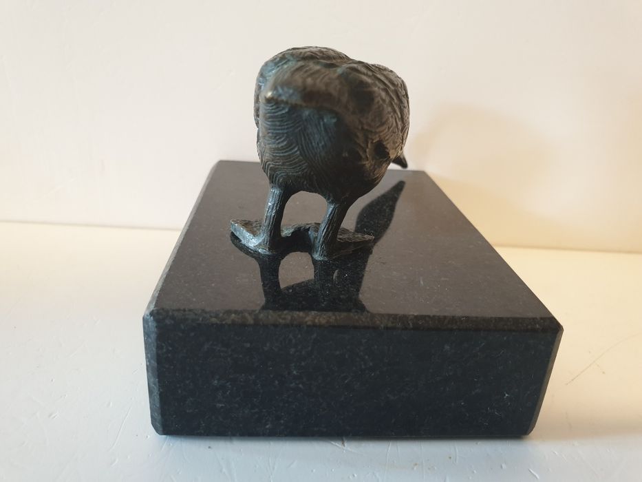 Antiga escultura de um pato ganso em bronze com base em mármore