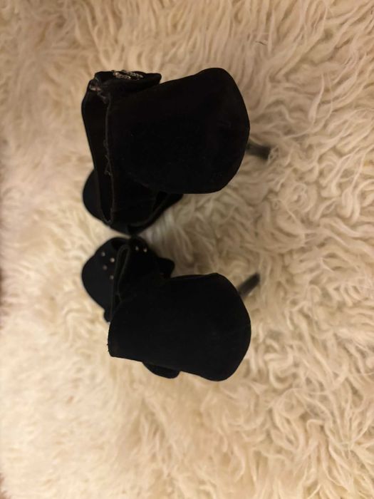 Czarne błyszczące szpilki