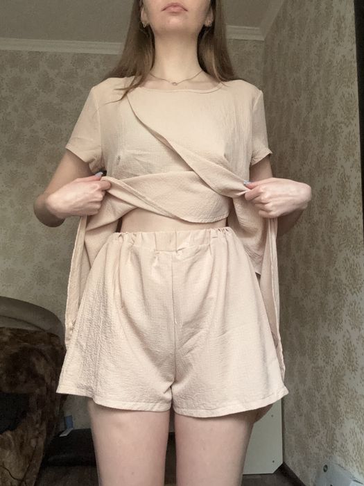 Літній костюм з легкої тканини.