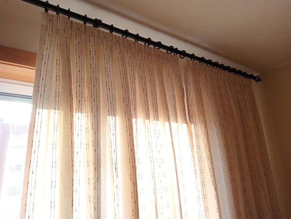 Cortina beje com pequenos detalhes