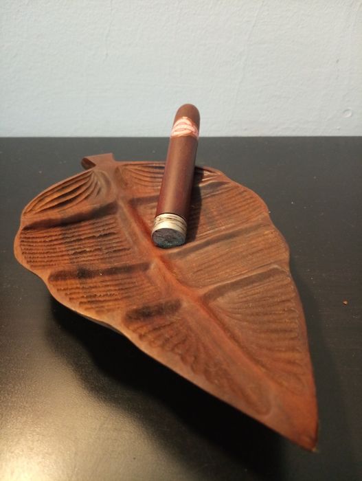 Original Cinzeiro em madeira esculpida à mão, forma de folha e charuto