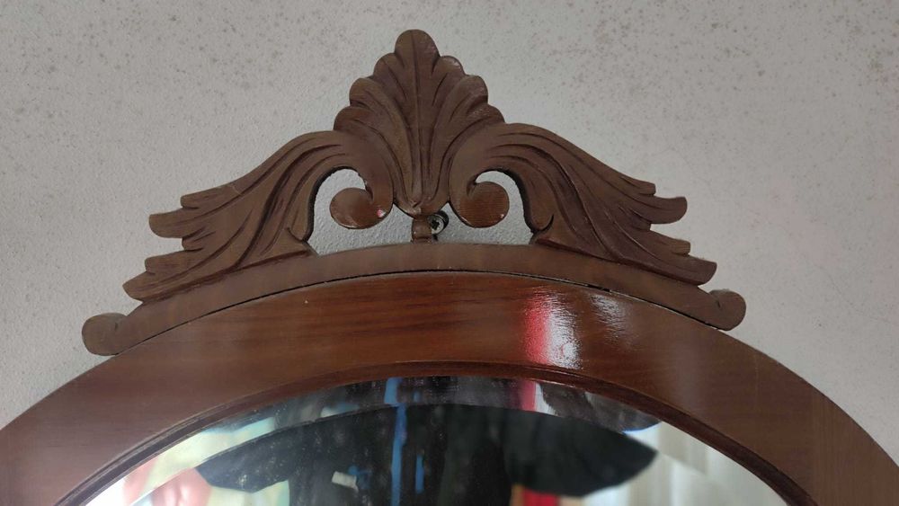 Espelho com aro em madeira maciça de castanho