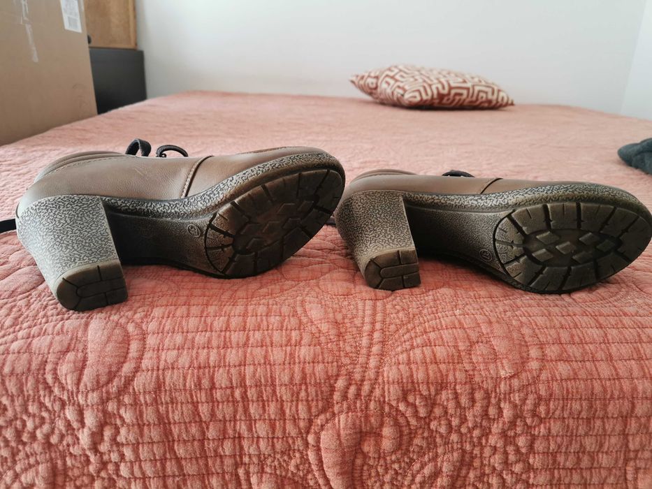 Botas castanhas, efeito pele, salto, 37