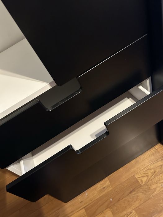 Roupeiro branco e preto