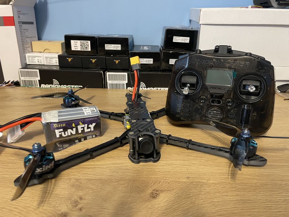 Dron fpv z aparatura