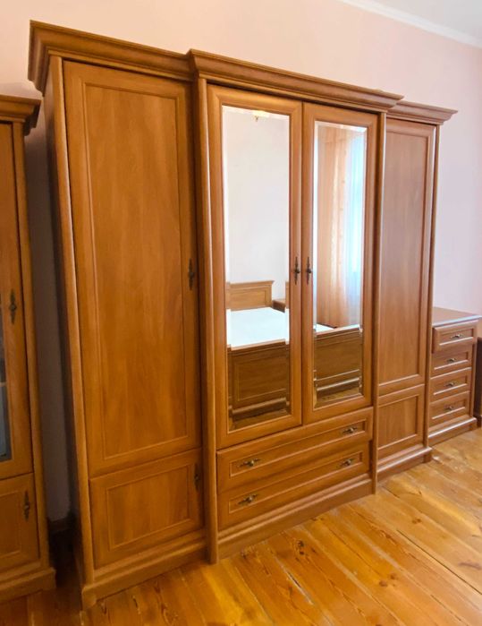 Szafa z lustrem i szufladami