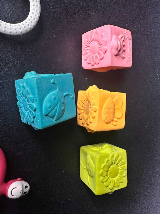 прорізувачі та іграшки жирафка Софі Vulli Sophie girafe та мавпочка Matchstick Monkey