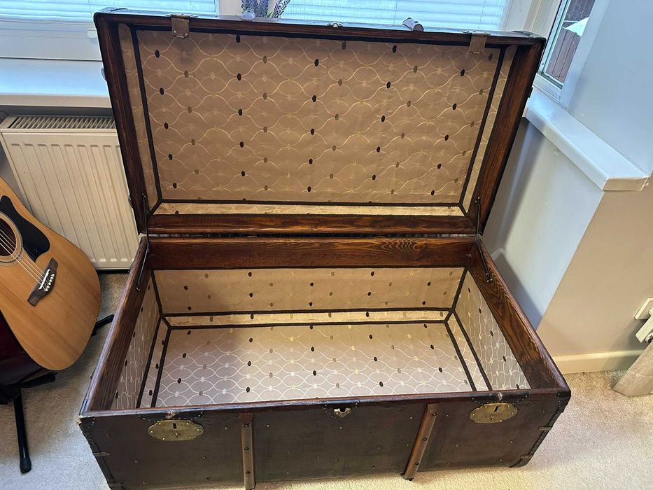 Kolonialna sypialnia: Łóżko, szafki, skrzynia, lampki