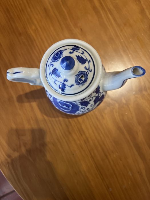 Bule de chá em porcelana branca e azul