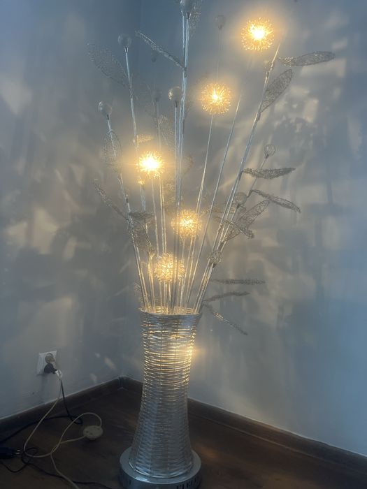 Lampa stojaca srebrna atrakcyjny wygląd