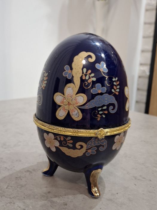 Porcelanowe jajo jako  szkatułka