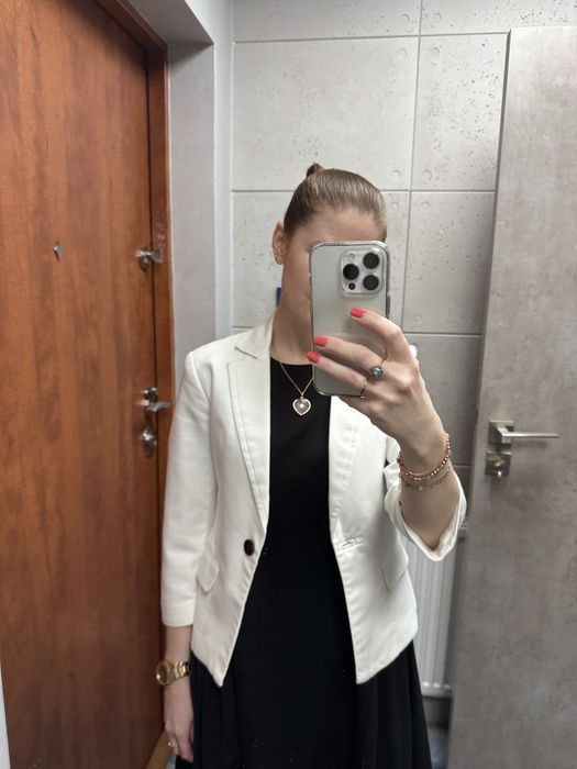Krótka marynarka Reserved komunia wesele biała z kontrastowym guzikiem