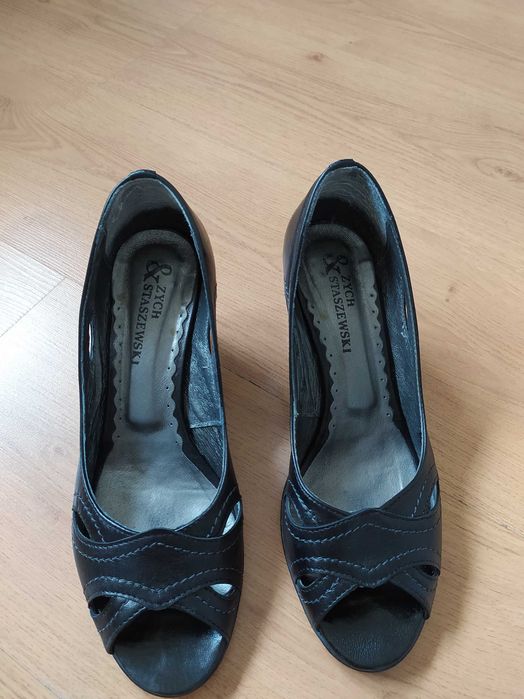 Buty na obcasie r.38