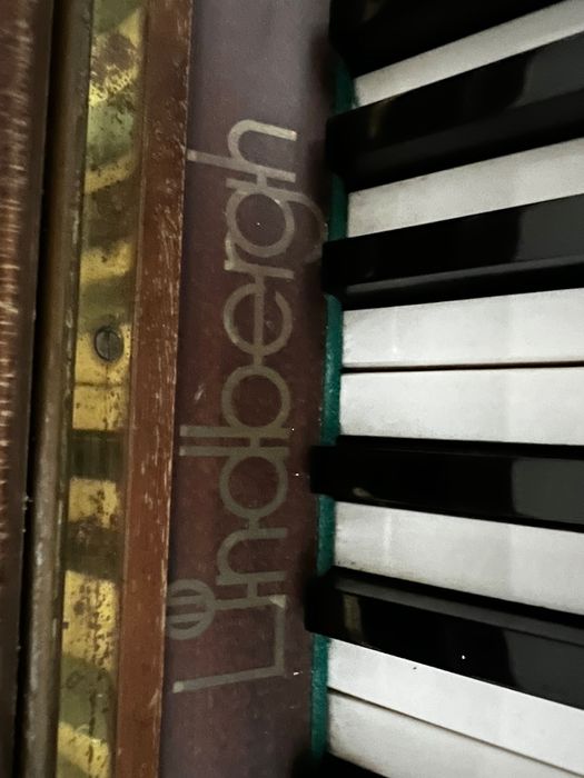 Pianino  Lindbergh do renowacji .