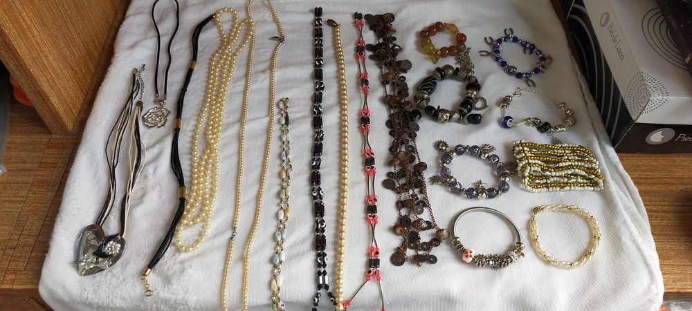 Vendo vários fios anéis e brincos e pulseiras