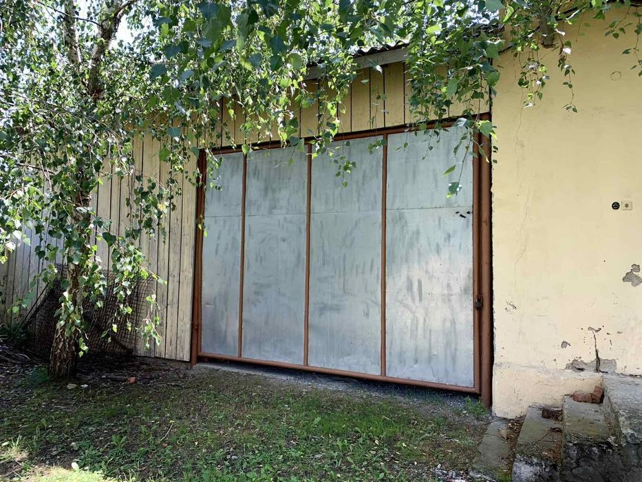 Будівля бувшого магазину з складськими приміщеннями