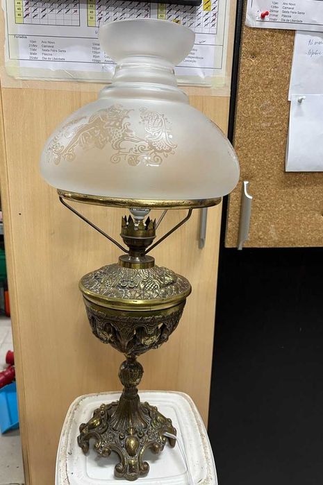 Candeeiro de mesa / secretária em latão antigo