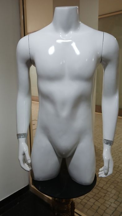 3 manequins brancos