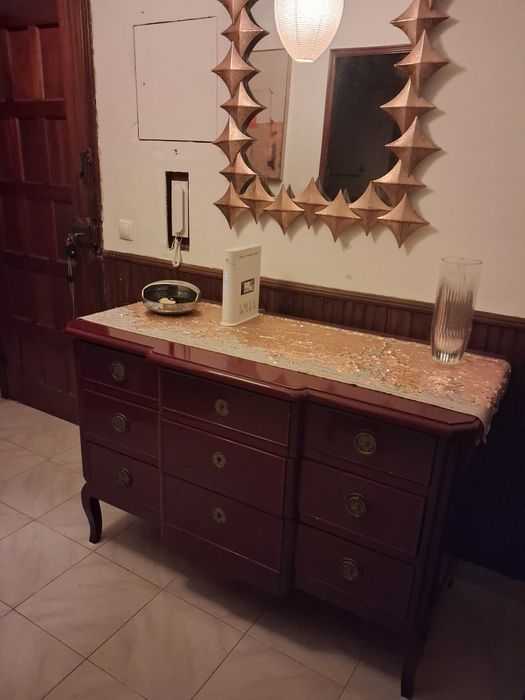 Comoda lacada vermelha