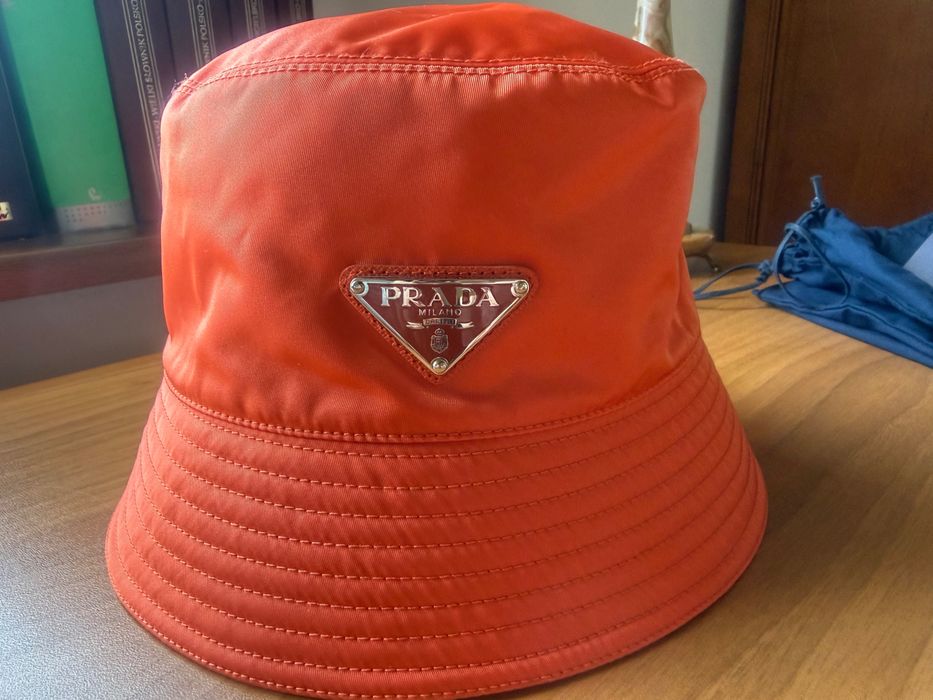Prada Re-Nylon Bucket Hat w kolorze pomarańczowym (rozmiar M)