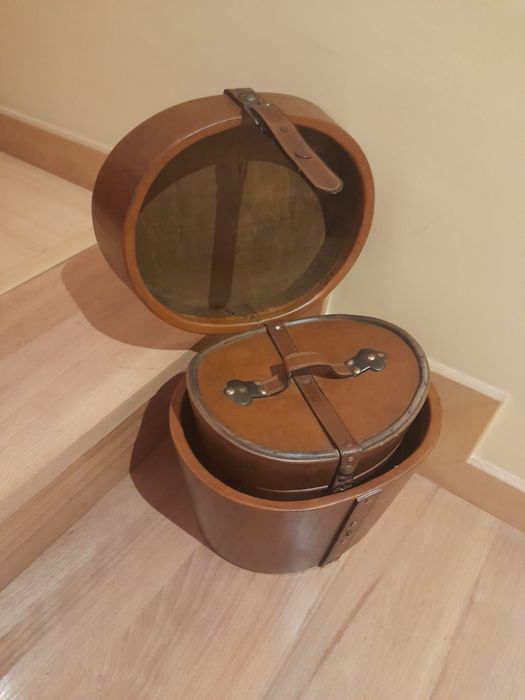 Caixas duas vintage de chapéus antigos pele.