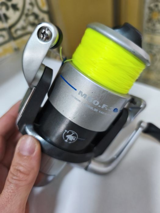 Varios carretos para pesca