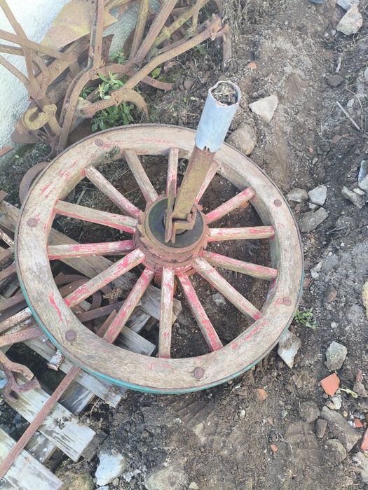 Roda carro bois e 2 arados antigos