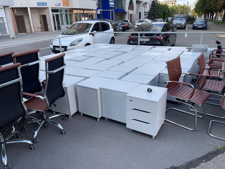 РОЗПРОДАЖ офісних меблів столи кутові столи тумби шафи стелажі офісні дошки перегородки дивани крісла
