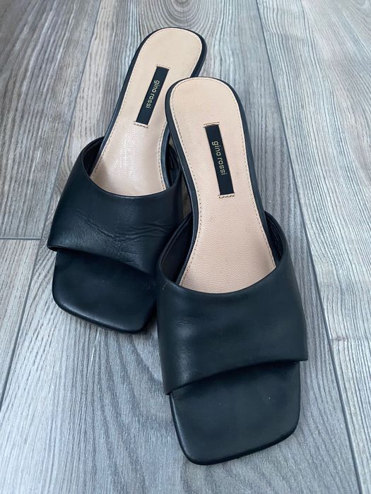 Czarne skórzane klapki na szpilce Gino Rossi