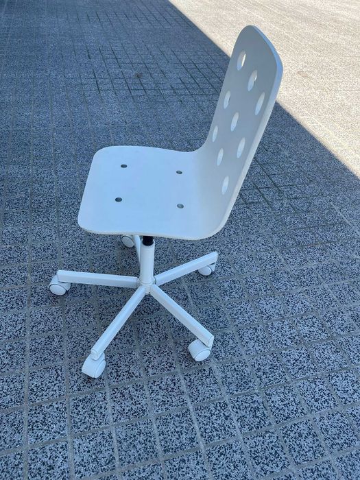 Cadeira branca com rodinhas, para criança