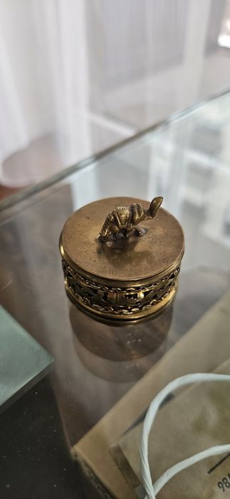 Metalowe pudełko szkatułka średnica 4,5 cm