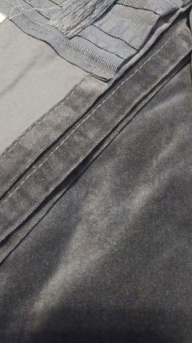 Штори темно-сірі, теракотові, ванільні з квіткою.