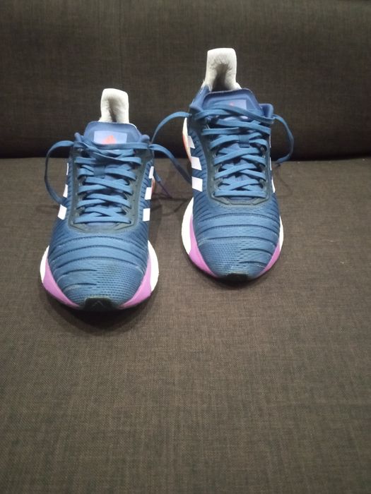 Кросівки Adidas.