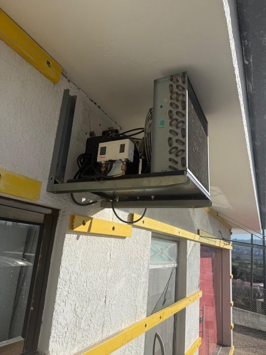 Vendo câmara frigorífica / arca de congelação completa.