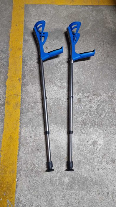 Par canadianas HASSE azul ajustáveis braço fixo 130kg