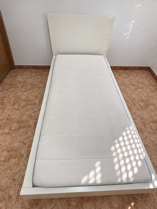 Cama IKEA completa + colchão + estrado – 140€