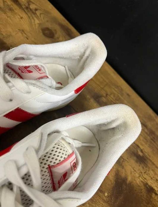 1C. Białe skórzane sneakersy Adidas Gazelle