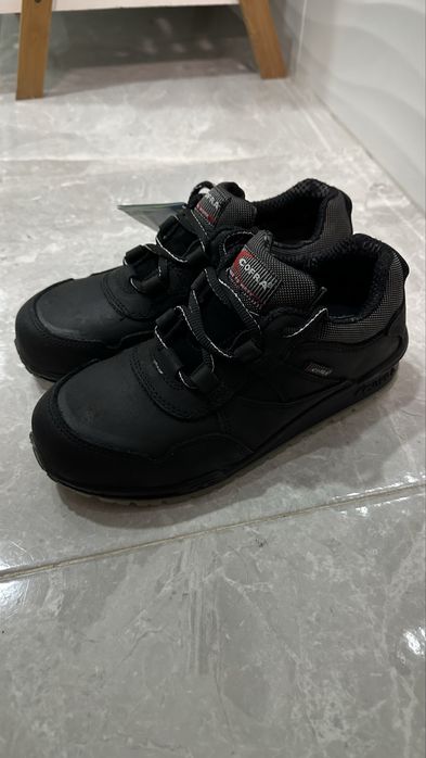 Sapatos de segurança novos