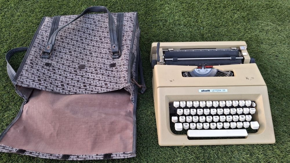 Maquina de escrever marca olivetti