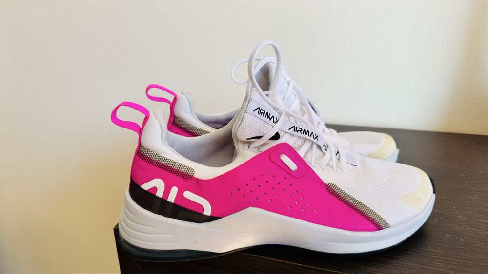 Продаю кросовки  Nike Air Max Bella  40.5 26см