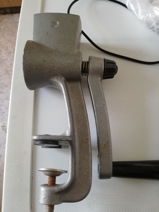 Мясорубка  и запасные части. продам.