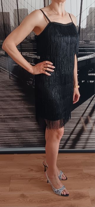 Sukienka czarna z frędzlami i cekinami