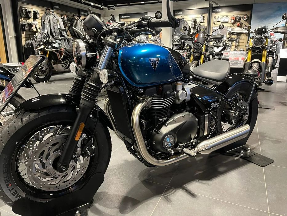 Triumph Bonneville Bobber 100% Classic Bonneville Bobber 1200 INTERSTELLAR BLUE / SAPPHIRE BLACK