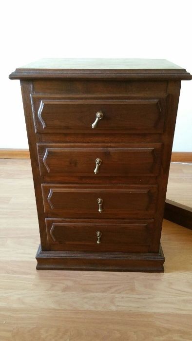 Cama de casal, cómoda e camiseiros antigos